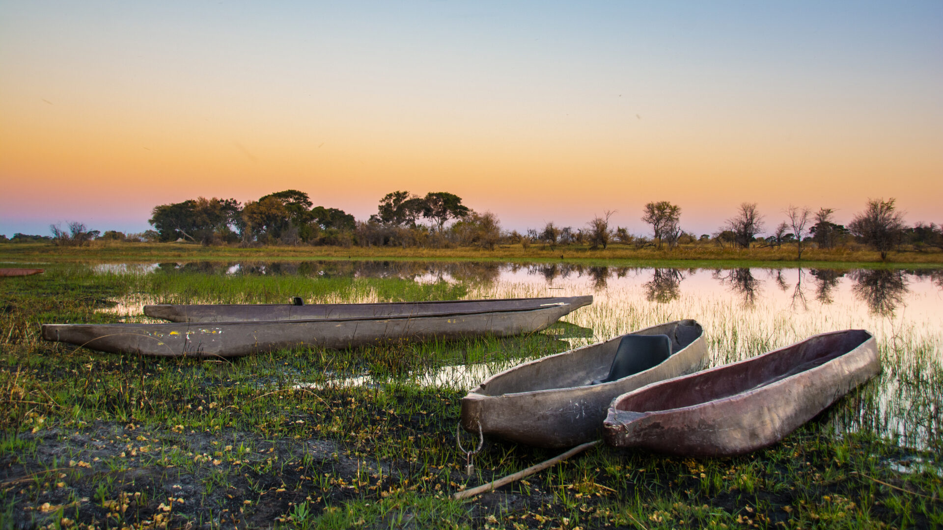 Mokoro safaris are a definite highlight during Green Season in Botswana - a highlight of a Botswana Green Season safari.